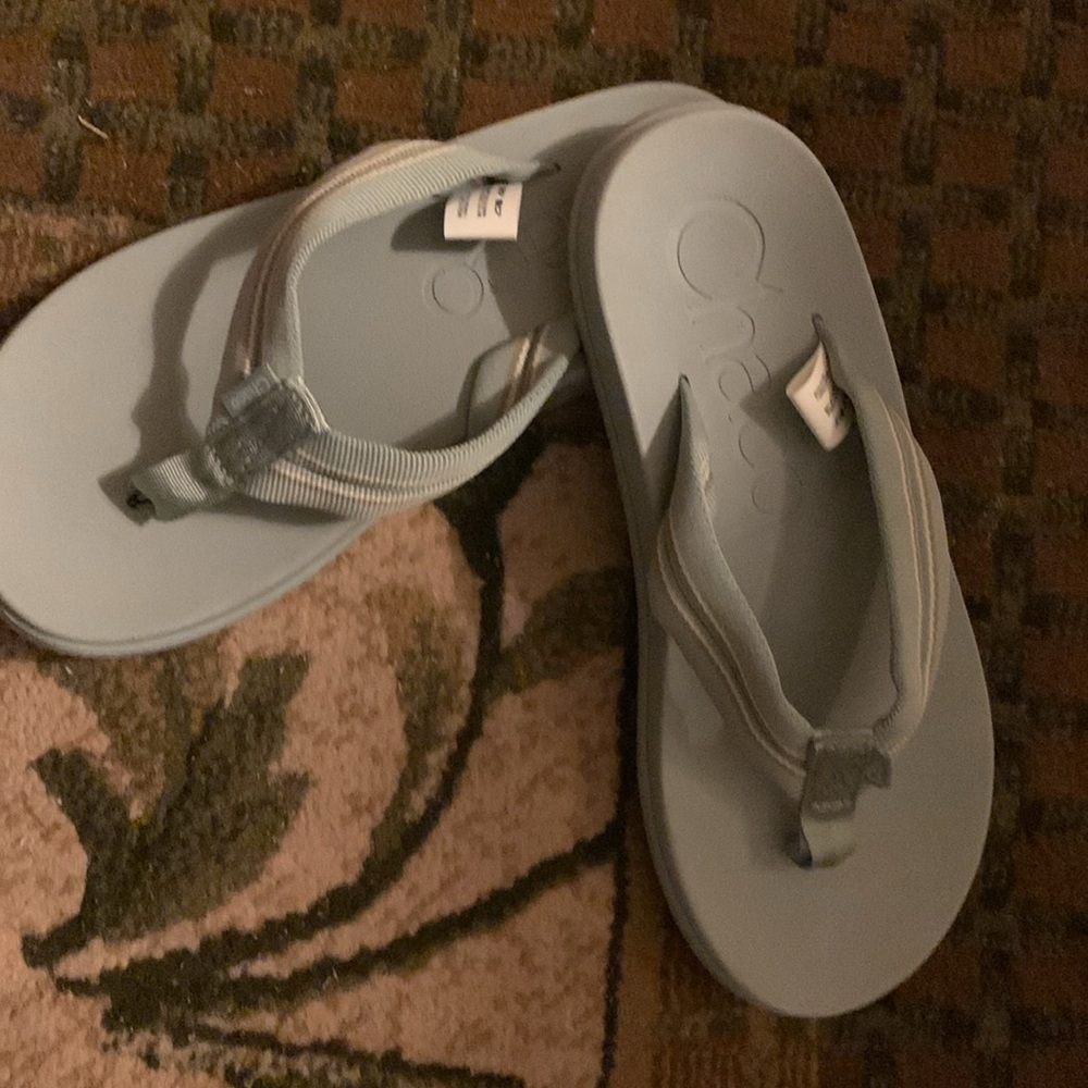 New Chaco flip flops  color Gray/silver Size6 - Picture 2 of 3